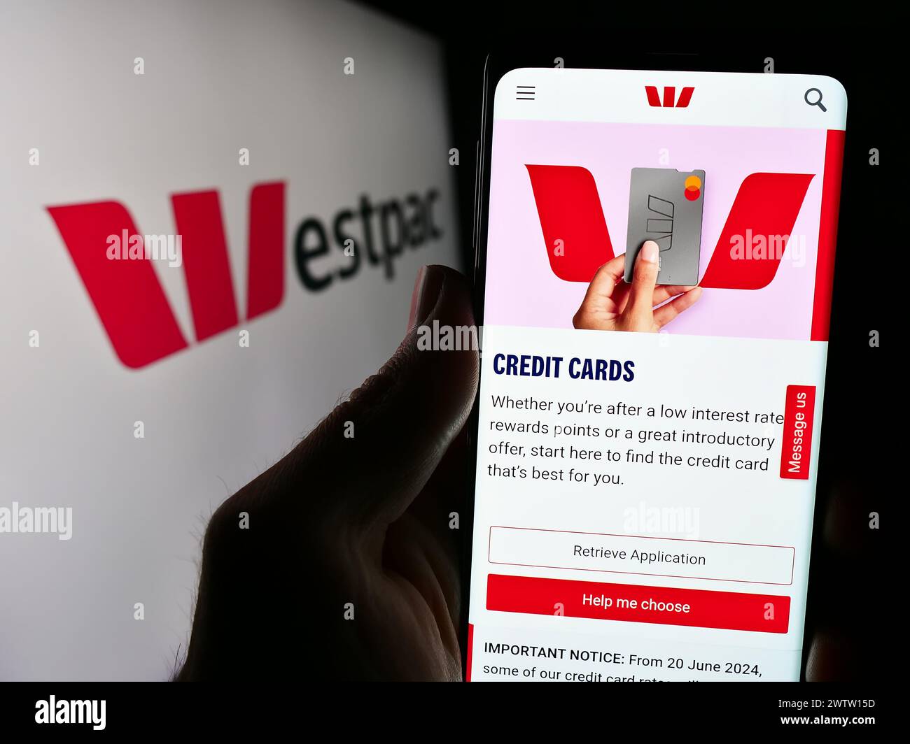 Personne tenant le téléphone portable avec la page Web de la société financière australienne Westpac Banking Corporation avec le logo. Concentrez-vous sur le centre de l'écran du téléphone. Banque D'Images