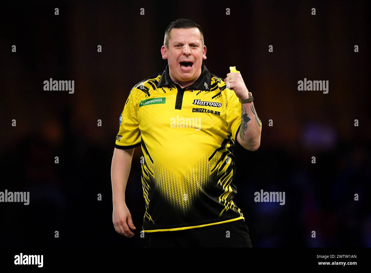 Photo du dossier datée du 30-12-2023 de Dave Chisnall, qui a remporté son premier titre ProTour de 2024 en luttant pour la victoire dans le Championnat des joueurs 6 dans la ville allemande de Hildesheim. Date d'émission : mardi 19 mars 2024. Banque D'Images