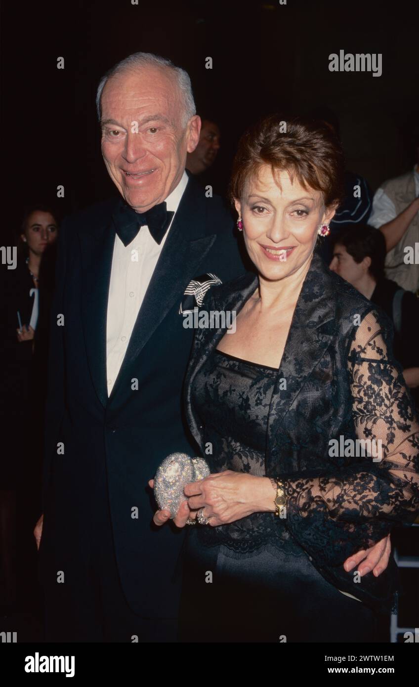Leonard A. Lauder et Evelyn Lauder assistent au gala « Night of Stars 2001 : Dynasty-Generations of Design » du Fashion Group International au Cipriani 42nd Street à New York le 24 octobre 2001. Crédit photo : Henry McGee/MediaPunch Banque D'Images