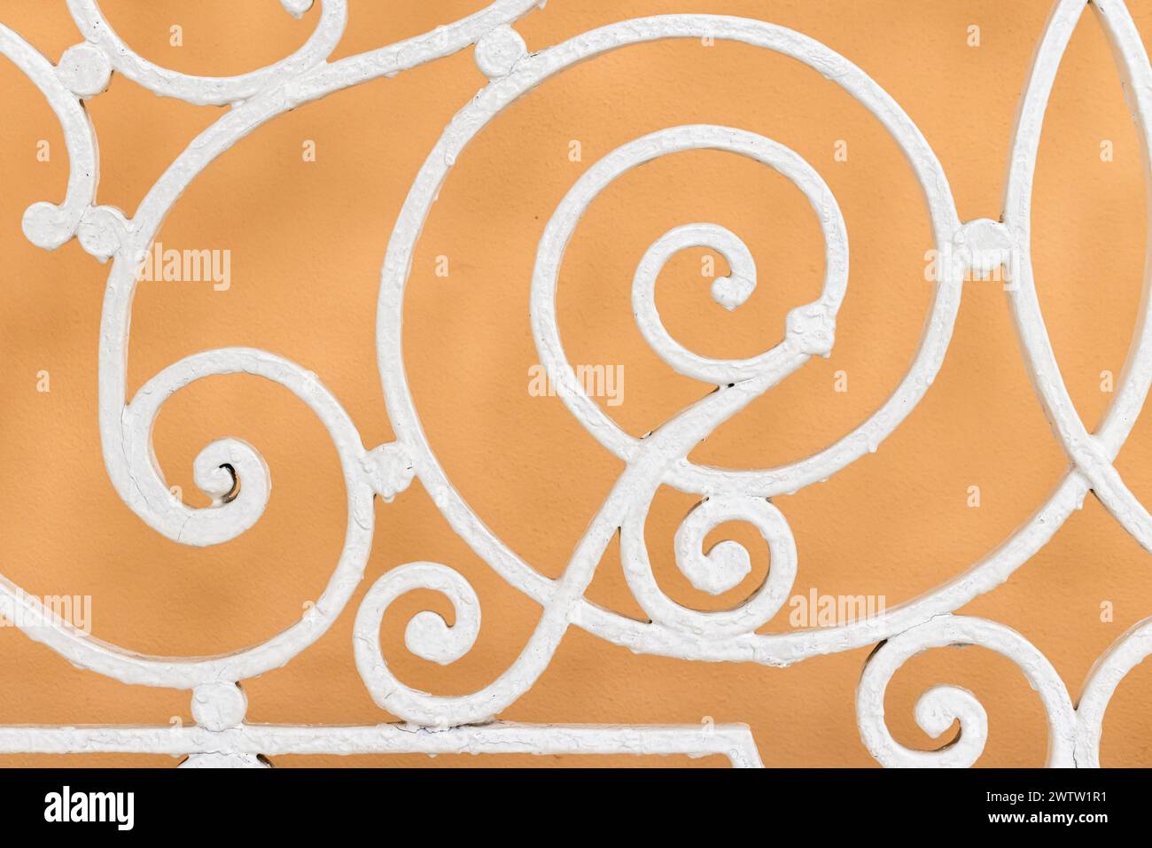 Garde-corps forgés blancs vintage devant le mur jaune, photo en gros plan, vue de face Banque D'Images