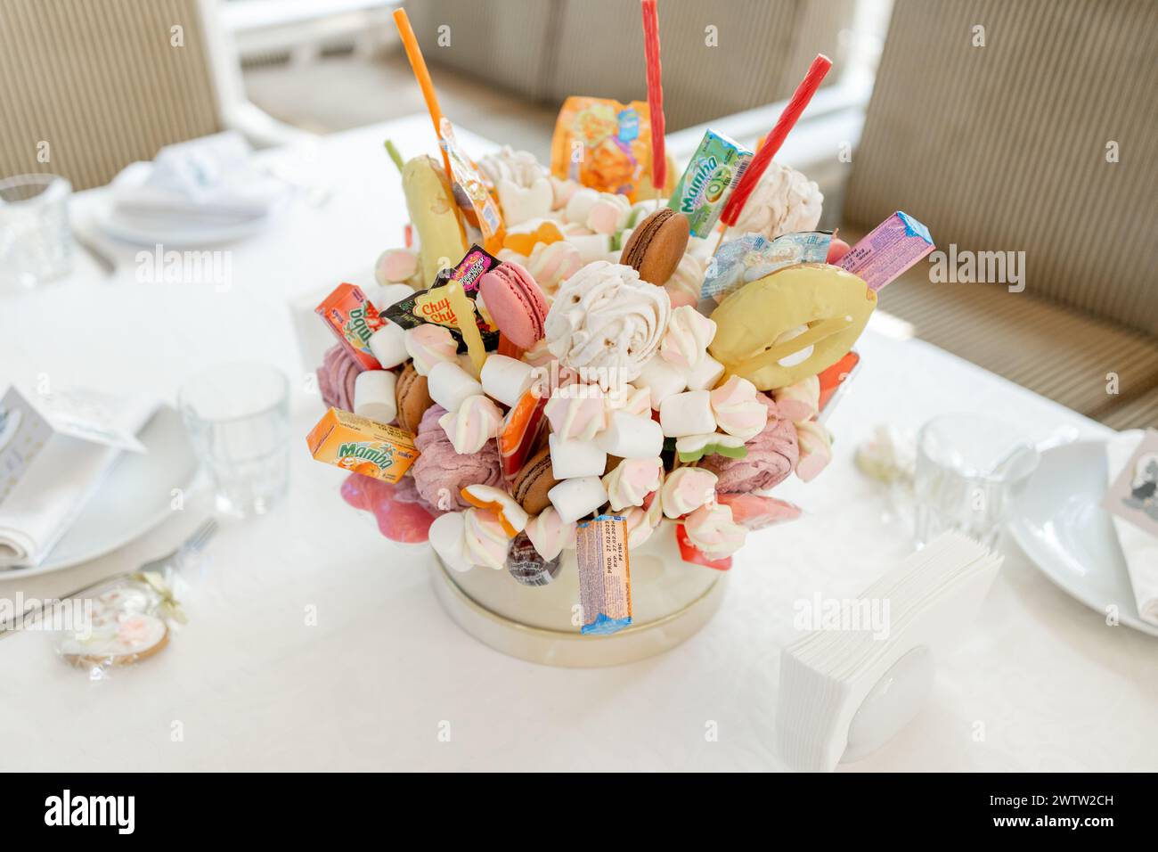 Une pièce maîtresse de bonbons colorés, parfait pour les fêtes festives et les buffets de desserts Banque D'Images
