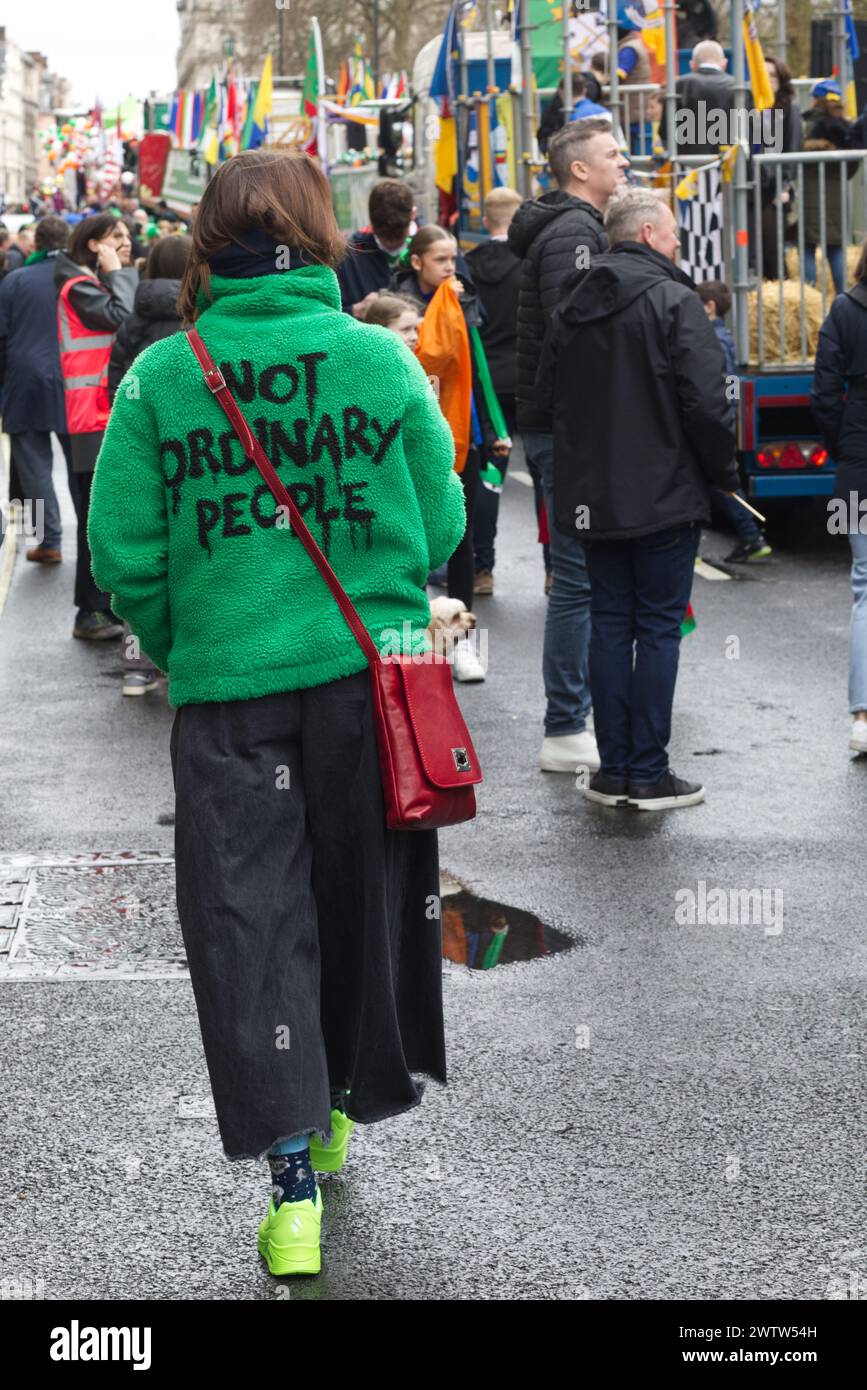 Dame marchant à travers Londres avec une veste verte, pas des gens ordinaires Banque D'Images