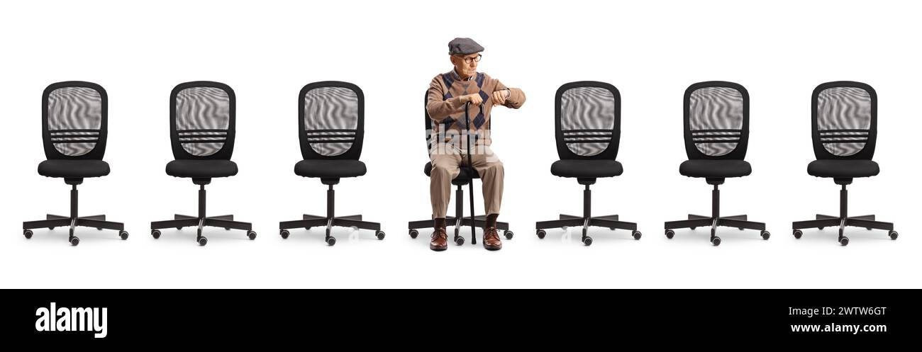 Chaises de bureau vides et un homme âgé assis et vérifiant sa montre isolé sur fond blanc Banque D'Images