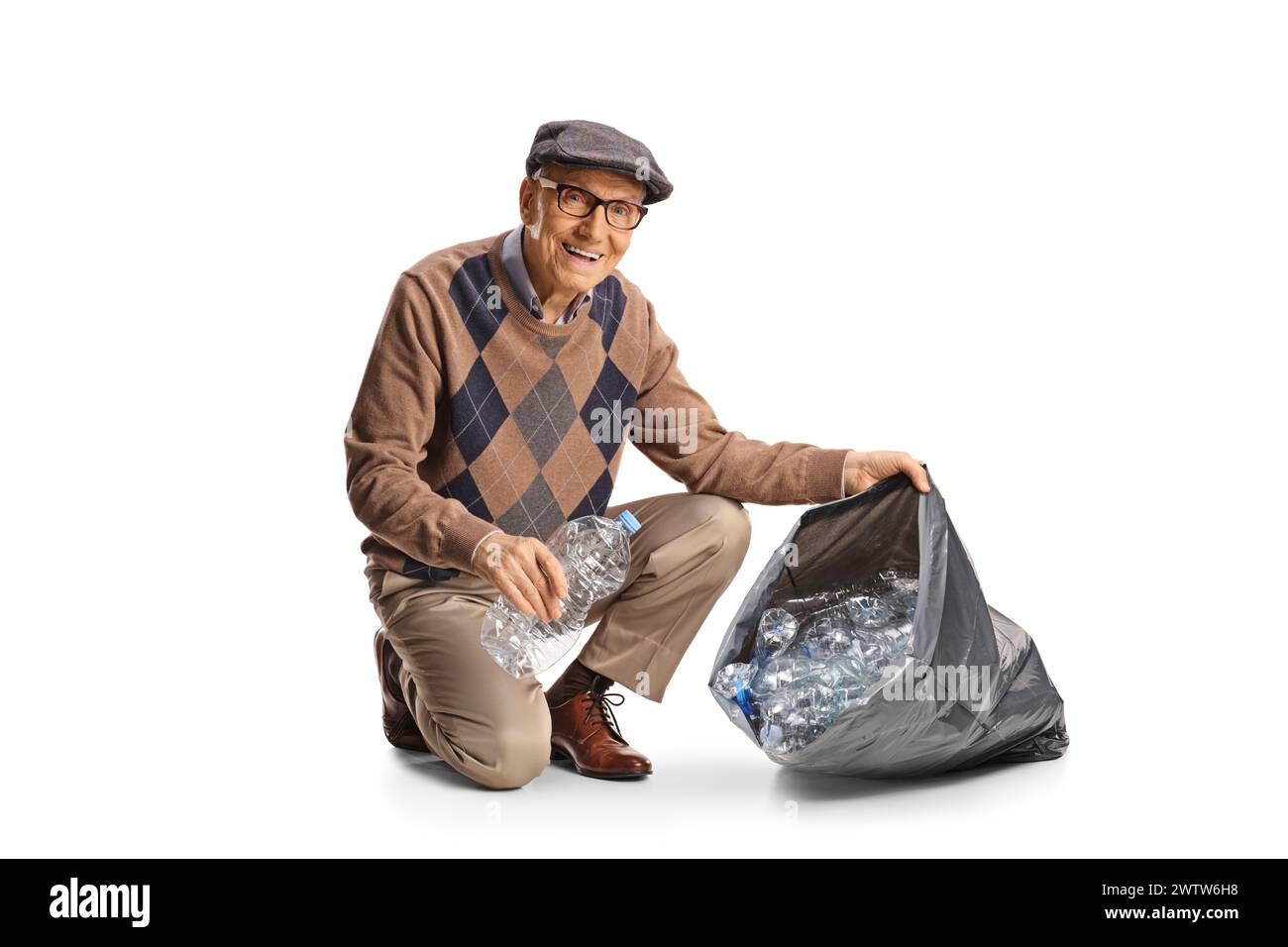 Homme âgé collectant des bouteilles en plastique dans un sac poubelle noir isolé sur fond blanc Banque D'Images