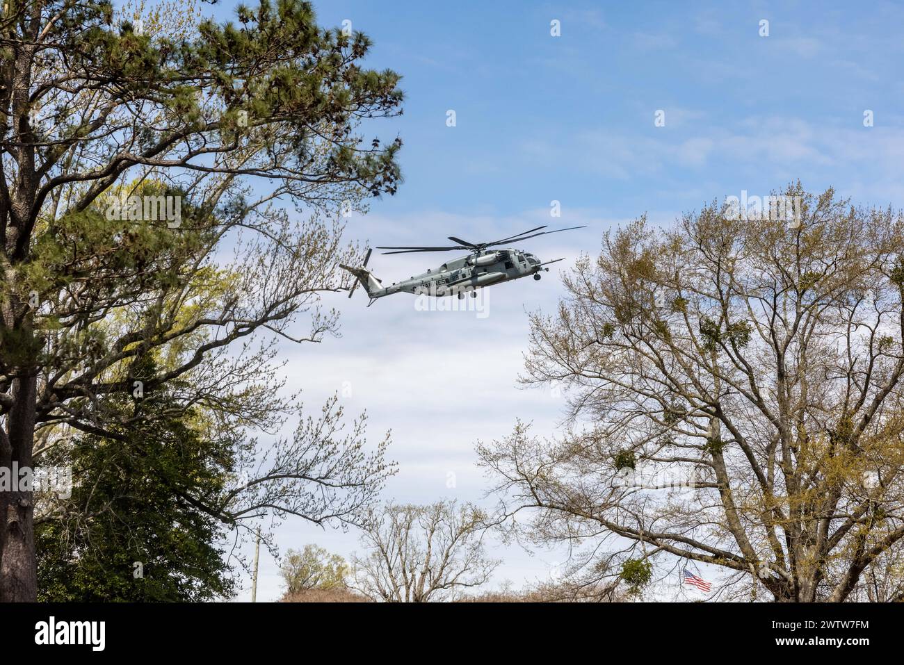 Un Super étalon CH-53E du corps des Marines des États-Unis transportant des Marines avec la 26th Marine Expeditionary Unit (Special Operations capable) (MEU(SOC)) arrive au Camp Lejeune, Caroline du Nord, Mar. 18, 2024. Les Marines et les marins affectés au 26e MEU (SOC) sont rentrés chez eux après avoir terminé un déploiement de huit mois à bord du Bataan Amphibious Ready Group (BAT ARG). Au cours de son déploiement, l’ARG BAT et l’équipe de la 26e MEU(SOC) ont participé à un large éventail d’exercices avec les Alliés de l’OTAN et des partenaires régionaux couvrant l’ensemble du Commandement combattant Tri-Geographic afin d’améliorer l’interopérabilité, MAGTF Readin Banque D'Images