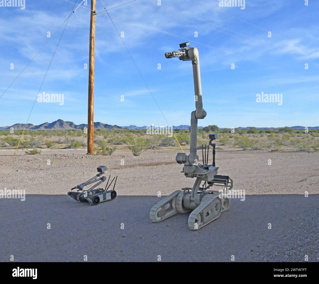 Les techniciens de récupération des munitions, tous les anciens militaires qui ont fréquenté l’école d’élimination des munitions explosives sont appelés lorsqu’il y a des munitions qui doivent être récupérées, enlevées et/ou éliminées. Pour rendre leur mission aussi sûre que possible, la section a récemment acheté trois robots. Deux Pacbots 525 (à droite) et un Kobra (à gauche). Banque D'Images