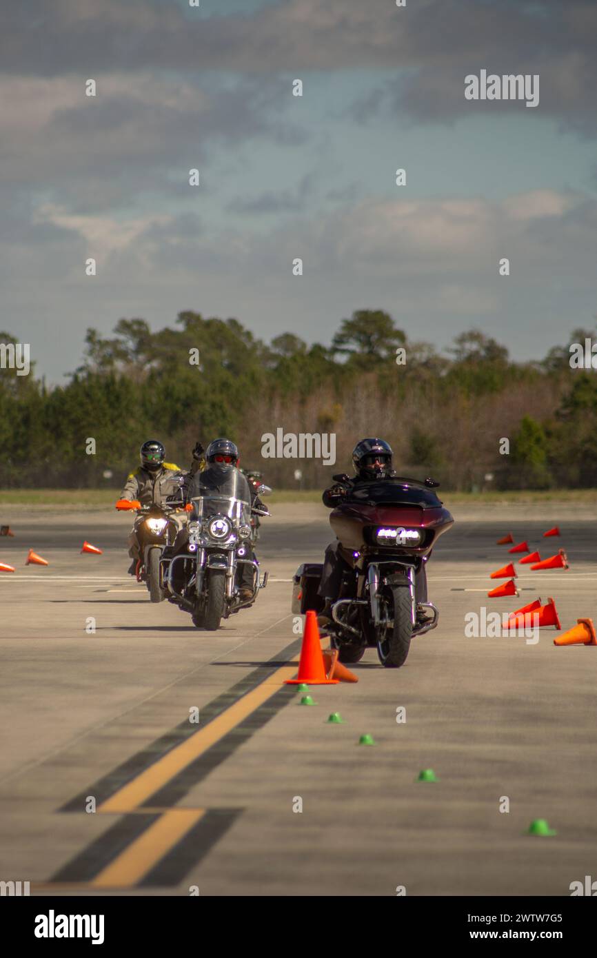 Les US Marines participent à un cours circuit Riders (CRC) organisé par American Motorcycle Training à la Marine corps Air Station Beaufort, Caroline du Sud, le 7 mars 2024. Le CRC offre une vaste zone de conduite permettant des vitesses plus alignées sur les vitesses réelles de la route, les techniques de maniabilité et les manœuvres en virage. Le cours a fourni aux coureurs novices et vétérans l'occasion de perfectionner leurs compétences dans un environnement contrôlé. (Photo du corps des Marines des États-Unis par le caporal Delilah M. Romayor) Banque D'Images