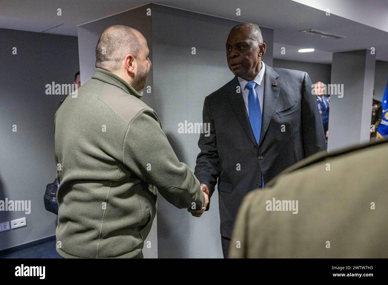 Le secrétaire à la Défense, Lloyd J. Austin III, salue le ministre ukrainien de la Défense, Rustem Umerov, avant un échange bilatéral à la base aérienne de Ramstein, en Allemagne, le 19 mars 2024. Le secrétaire et président des chefs d’état-major interarmées, le général CQ Brown, Jr., se joindra aux ministres de la Défense et aux hauts responsables militaires de près de 50 pays pour la 20e édition du Groupe de contact pour la Défense de l’Ukraine. (Photo du DOD par le premier maître de 1re classe Alexander Kubitza de l'US Navy) Banque D'Images