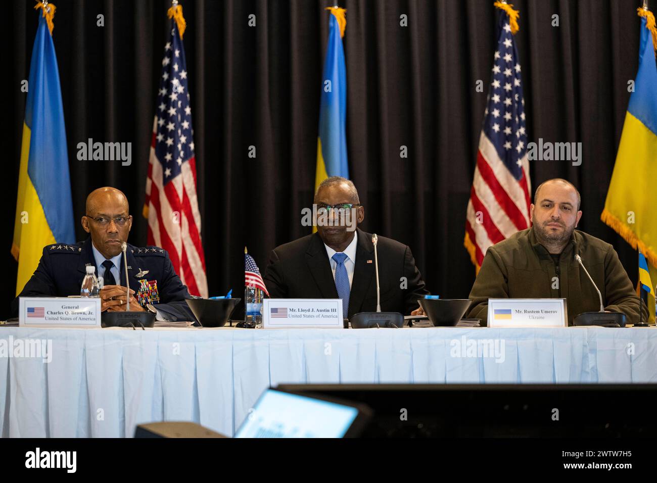 Le secrétaire à la Défense, Lloyd J. Austin III, accueille la 20e édition du Groupe de contact pour la Défense en Ukraine aux côtés du ministre ukrainien de la Défense, Rustem Umerov, et du président des chefs d'état-major interarmées, Gen. CQ Brown, Jr., à la base aérienne de Ramstein, Allemagne, le 19 mars 2024. Le secrétaire et le président des chefs d’état-major interarmées se sont joints aux ministres de la défense et aux hauts responsables militaires de près de 50 pays pour la 20e édition du Groupe de contact pour la défense de l’Ukraine. (Photo du DOD par le premier maître de 1re classe Alexander Kubitza de l'US Navy) Banque D'Images