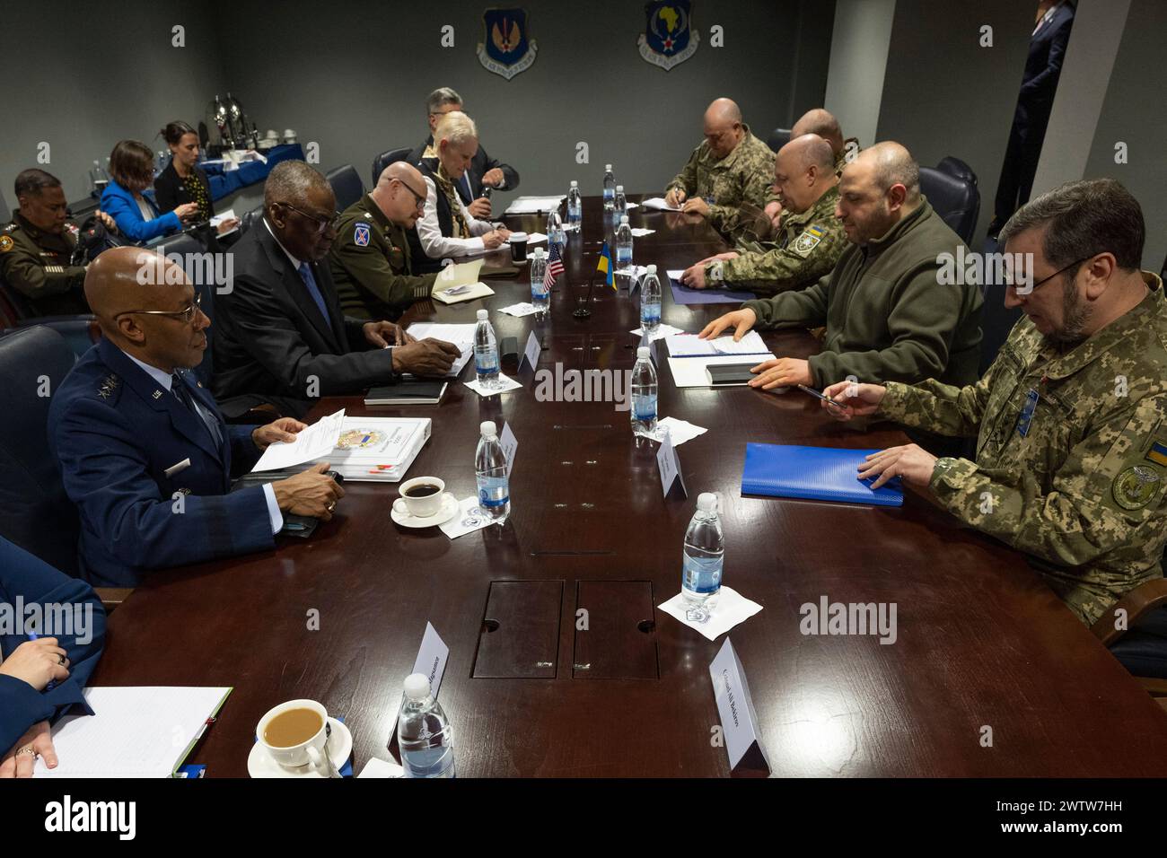 Le secrétaire à la Défense Lloyd J. Austin III et le ministre ukrainien de la Défense Rustem Umerov participent à un échange bilatéral à la base aérienne de Ramstein, en Allemagne, le 19 mars 2024. Le secrétaire et président des chefs d’état-major interarmées, le général CQ Brown, Jr., se joindra aux ministres de la Défense et aux hauts responsables militaires de près de 50 pays pour la 20e édition du Groupe de contact pour la Défense de l’Ukraine. (Photo du DOD par le premier maître de 1re classe Alexander Kubitza de l'US Navy) Banque D'Images