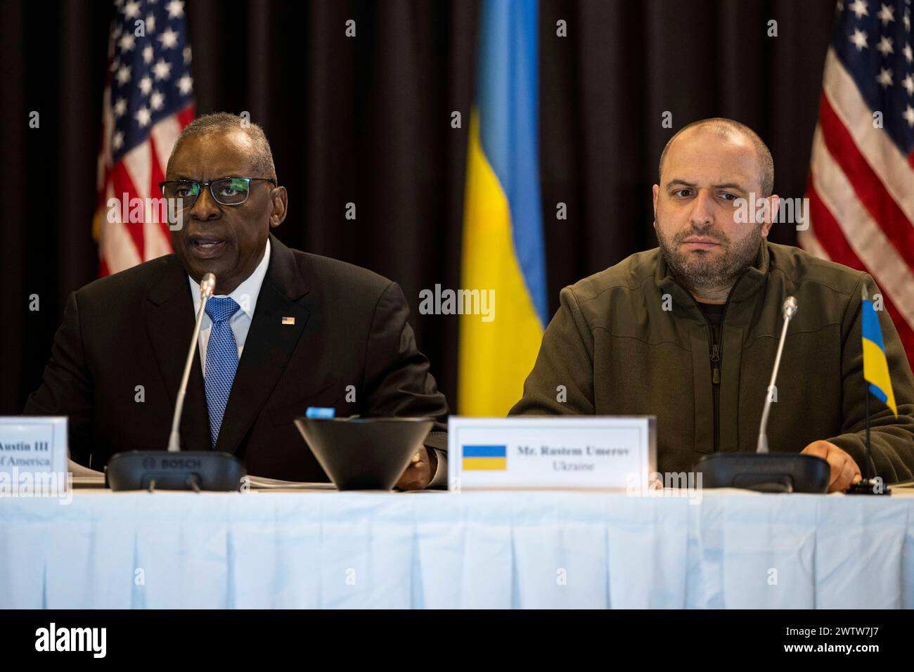 Le secrétaire à la Défense Lloyd J. Austin III accueille le ministre ukrainien de la Défense Rustem Umerov lors de la 20e édition du Groupe de contact pour la Défense ukrainienne à la base aérienne de Ramstein, en Allemagne, le 19 mars 2024. Le secrétaire et président des chefs d’état-major interarmées, le général CQ Brown, Jr, s’est joint aux ministres de la Défense et aux hauts responsables militaires de près de 50 pays pour discuter du conflit en cours en Ukraine. (Photo du DOD par le premier maître de 1re classe Alexander Kubitza de l'US Navy) Banque D'Images
