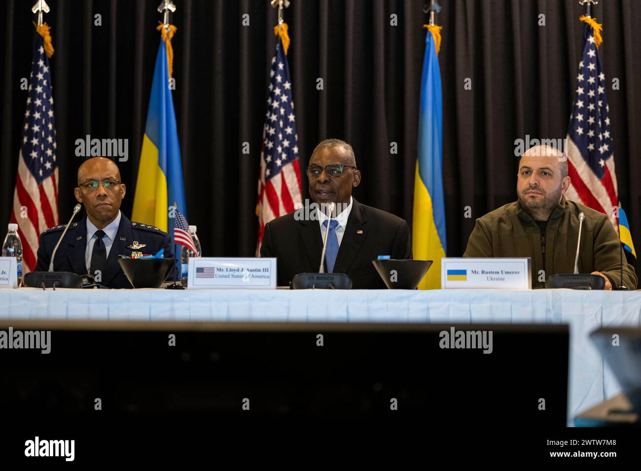 Le secrétaire à la Défense, Lloyd J. Austin III, accueille la 20e édition du Groupe de contact pour la Défense en Ukraine aux côtés du ministre ukrainien de la Défense, Rustem Umerov, et du président des chefs d'état-major interarmées, Gen. CQ Brown, Jr., à la base aérienne de Ramstein, Allemagne, le 19 mars 2024. Le secrétaire et le président des chefs d’état-major interarmées se sont joints aux ministres de la défense et aux hauts responsables militaires de près de 50 pays pour la 20e édition du Groupe de contact pour la défense de l’Ukraine. (Photo du DOD par le premier maître de 1re classe Alexander Kubitza de l'US Navy) Banque D'Images