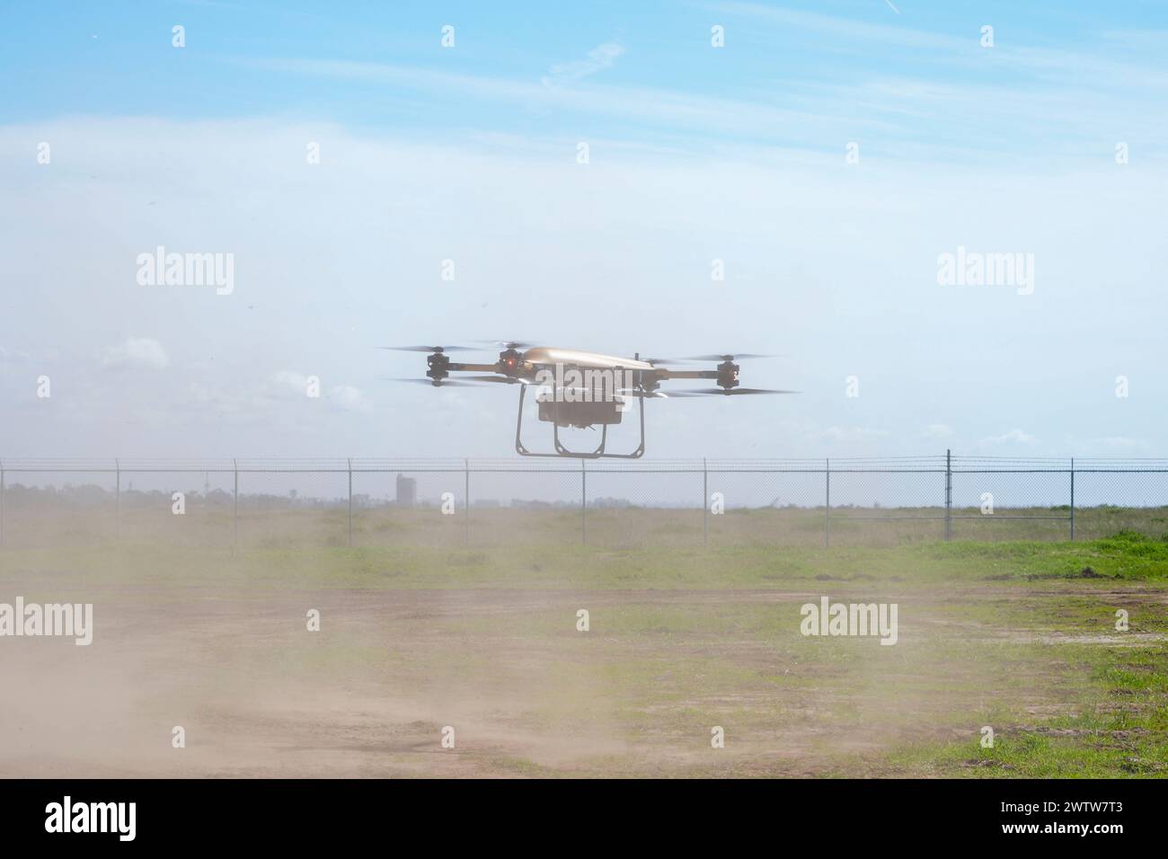 Un véhicule de ravitaillement tactique-150, un drone de fret aérien électrique à décollage et atterrissage vertical, décolle afin de démontrer sa capacité à transporter du fret dans le cadre du projet convergence Capstone 4, le 5 mars 2024 à Camp Pendleton, CA. Le TRV-150 est un drone autonome avec une vitesse de croisière de 67 mph, une portée maximale de 43 miles, un temps de vol de 36 minutes et une charge utile maximale de 150 livres. PC-C4 est une expérience multinationale hébergée par l'Armée de terre. Au cours du PC-C4, le Marine corps Warfighting Laboratory a testé de nouvelles technologies et capacités ainsi que des concepts émergents, y compris le m Banque D'Images