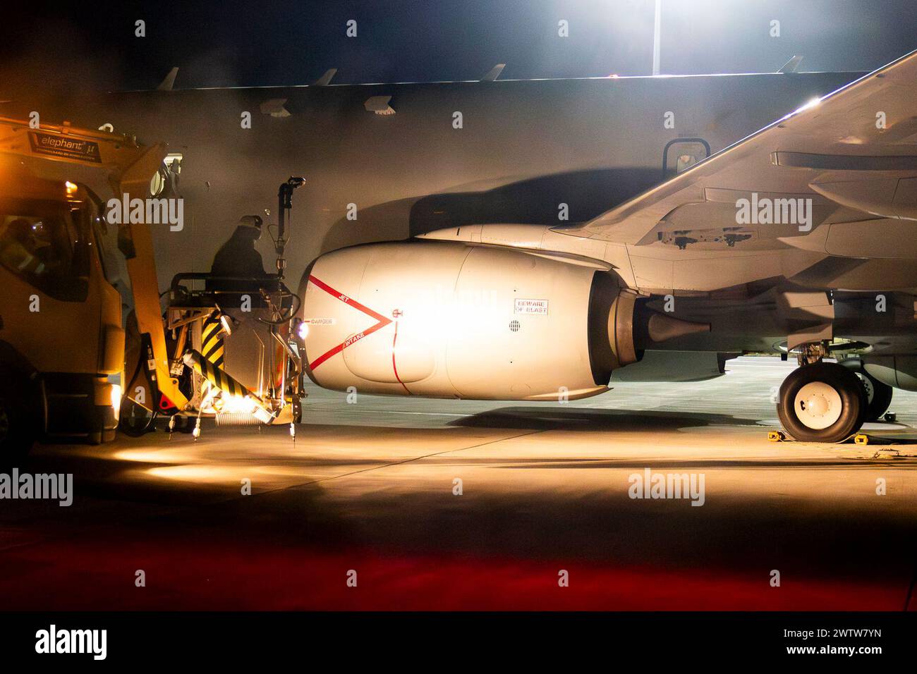 Aviation Ordnanceman 2nd Class Isiah Tidwell se prépare à dégivrer les ailes d'un P-8A Poseidon sur la ligne de vol à Lossiemouth Air base, en Écosse, le 14 février 2024. Le VP-46 a été détaché à la base aérienne de Lossiemouth pour l’exercice OTAN 2024 Steadfast Defender, qui a démontré la capacité de l’OTAN à défendre et à protéger le territoire et les intérêts de ses partenaires et alliés contre toute menace. Des aviateurs de la Royal Air Force ont également volé avec Grey Knights dans le cadre d'une initiative d'intégration lors d'événements tenus à joint exploration and discussion of initiatives (JEDI) semaines plus tôt, qui ont discuté de plans pour améliorer l'interopérabilité entre les deux Banque D'Images