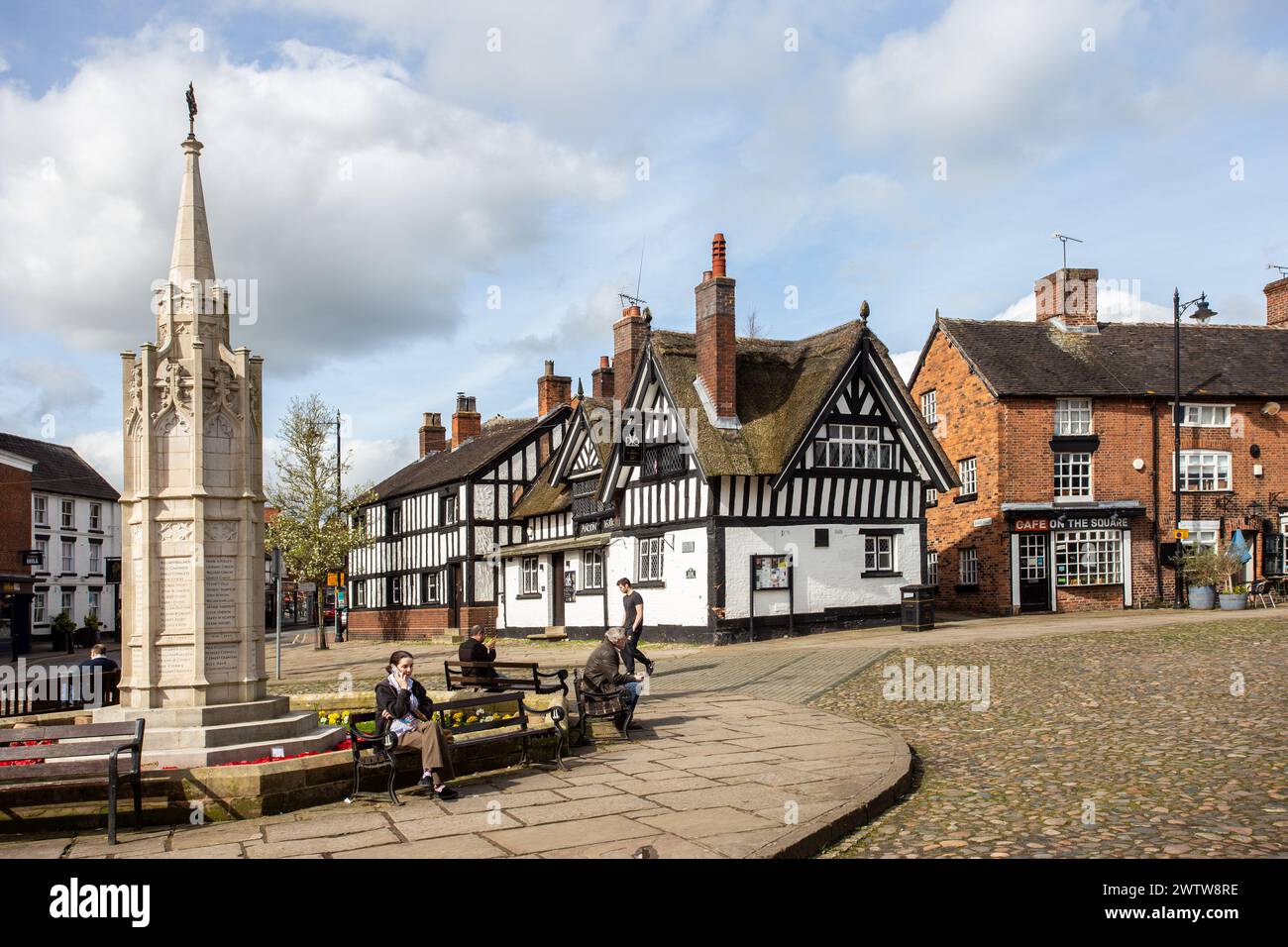 Ancienne place du marché pavée dans la ville de Sandbach dans le Cheshire avec le mémorial de guerre au premier plan et l'ancien pub Black Bear en arrière-plan Banque D'Images