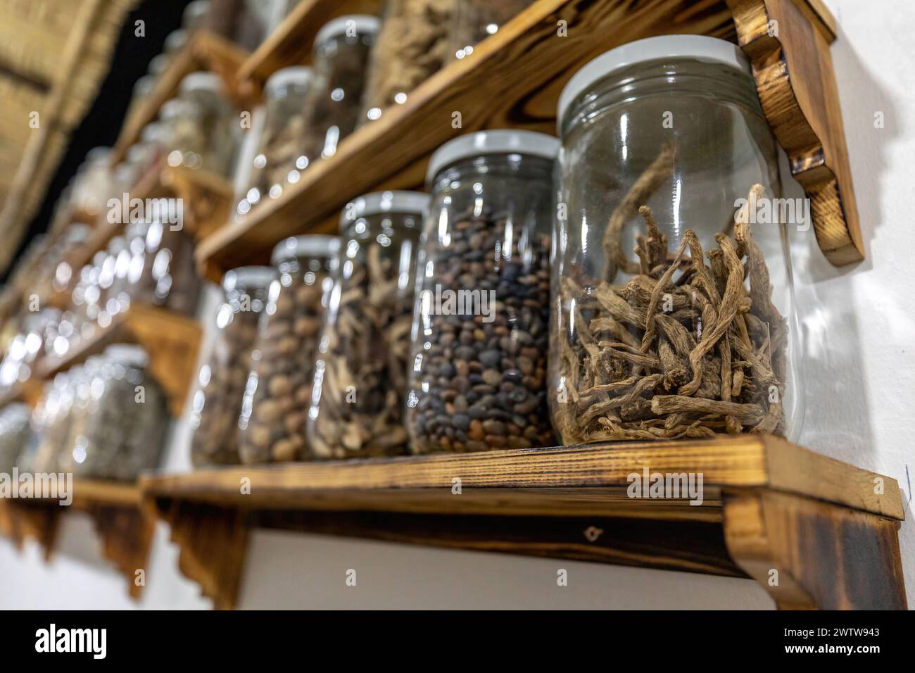 Différentes herbes et épices sur un marché au maroc Banque D'Images