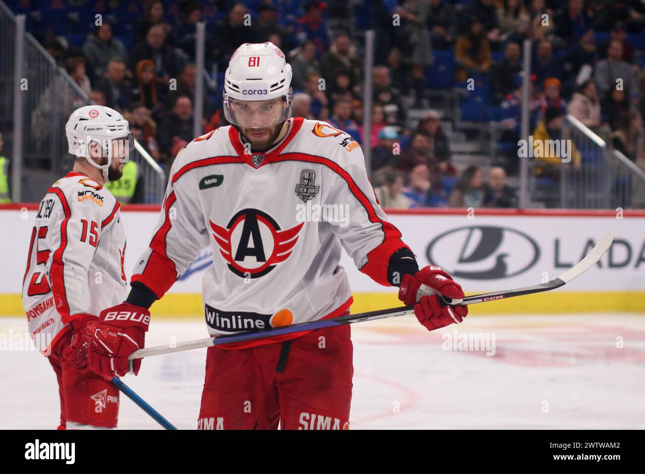 Saint-Pétersbourg, Russie. 19 mars 2024. Avtomobiliste joueur du club de hockey, Danil Romantsev (81) vu en action lors du match la Ligue Kontinental de hockey, Coupe Gagarine, match 2, 1/4 finales saison KHL 2023 - 2024 entre SKA Saint Petersburg - Avtomobiliste Ekaterinbourg à la SKA Arena. (Score final ; SKA Saint Petersburg 1:3 Avtomobilist Yekaterinburg) (photo de Maksim Konstantinov/SOPA images/Sipa USA) crédit : Sipa USA/Alamy Live News Banque D'Images