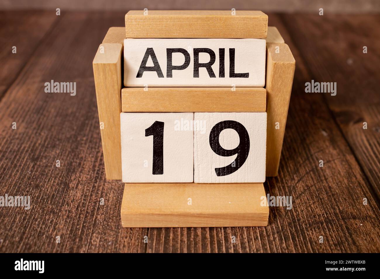 19 avril. Image du calendrier de couleur en bois du 19 avril sur fond blanc. Jour de printemps, espace vide pour le texte. Le jour de Snowdrop Banque D'Images