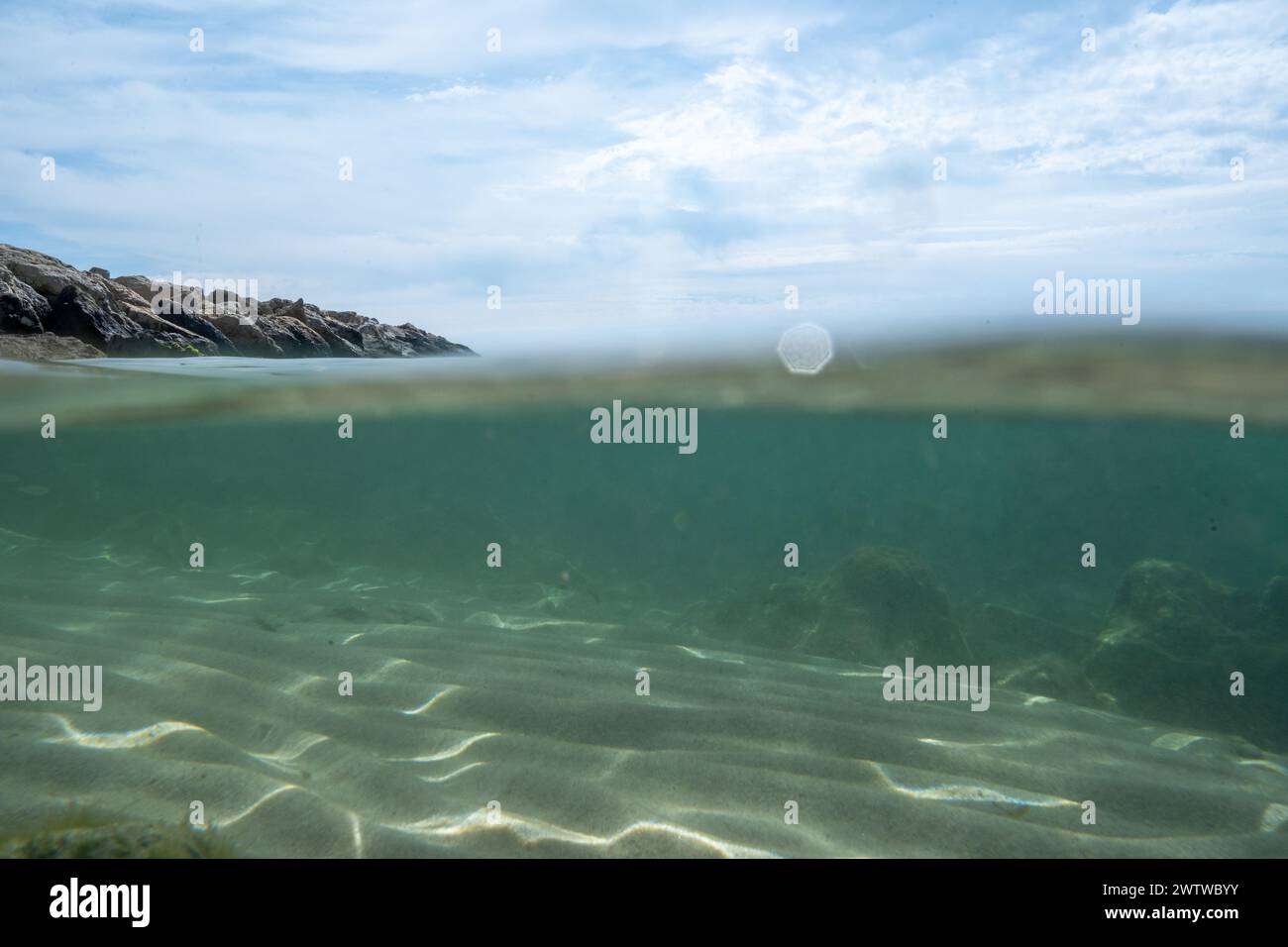 Split photographie vert rocher sous l'eau. Photo de haute qualité Banque D'Images