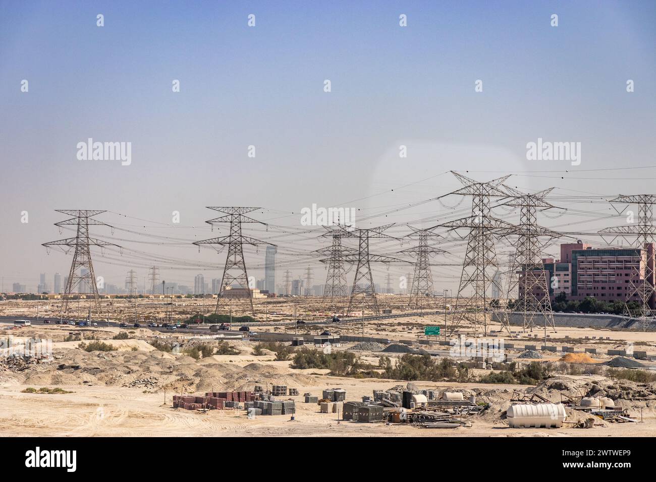 Pylônes de lignes de transport électrique à haute tension à Dubaï, Émirats arabes Unis. Banque D'Images