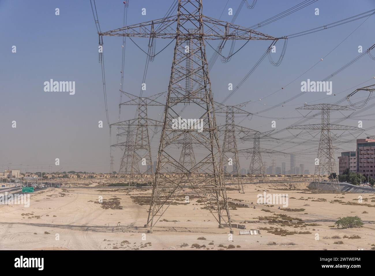 Pylônes de lignes de transport électrique à haute tension à Dubaï, Émirats arabes Unis. Banque D'Images
