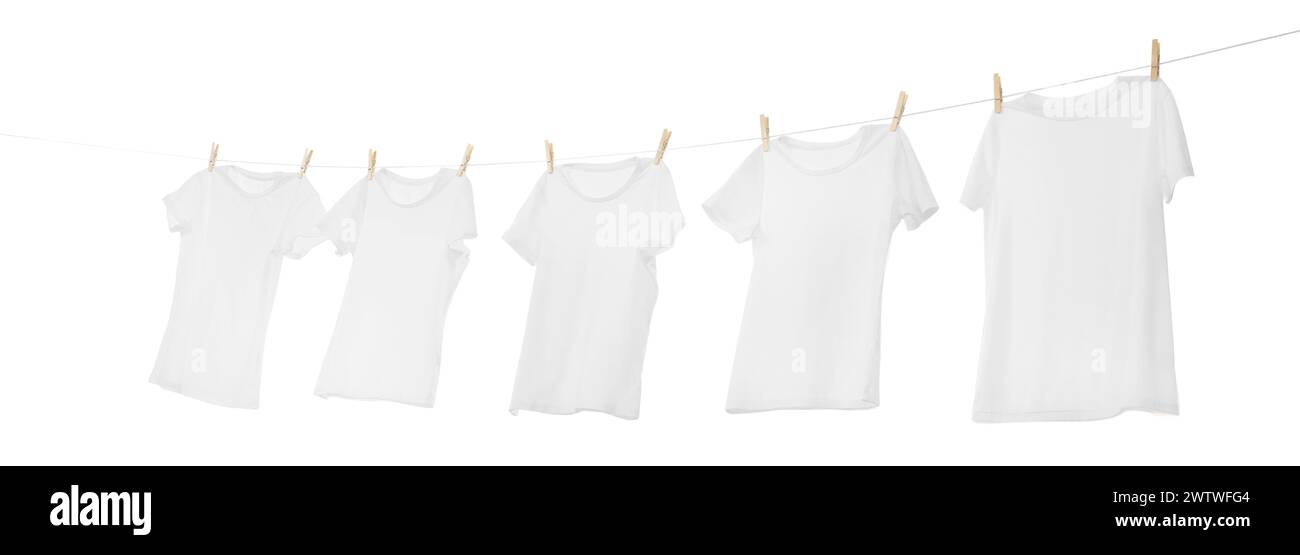 Beaucoup de t-shirts séchant sur la ligne de lavage isolé sur blanc, vue à angle bas Banque D'Images Beaucoup de t-shirts séchant sur la ligne de lavage isolé sur blanc, vue à angle bas Banque D'Images