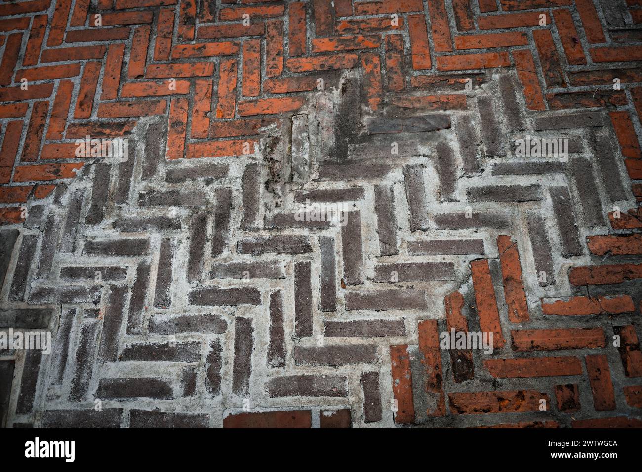 Une vue rapprochée d'un mur de briques à motifs complexes mettant en évidence la texture et l'artisanat Banque D'Images