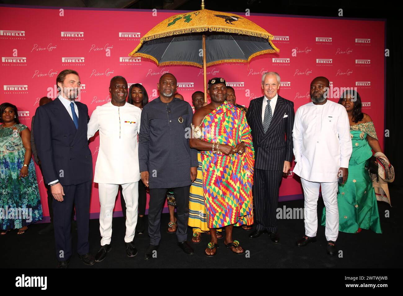 Prince Aimone de Savoie, Duc d'Aoste et Duc d'Apulia, l'Ambassadeur Royal S.A.R. Oheneba Yaw Otchere, S.A.R. Baafuor Agyei Fosu II, porte-parole sur BEH Banque D'Images