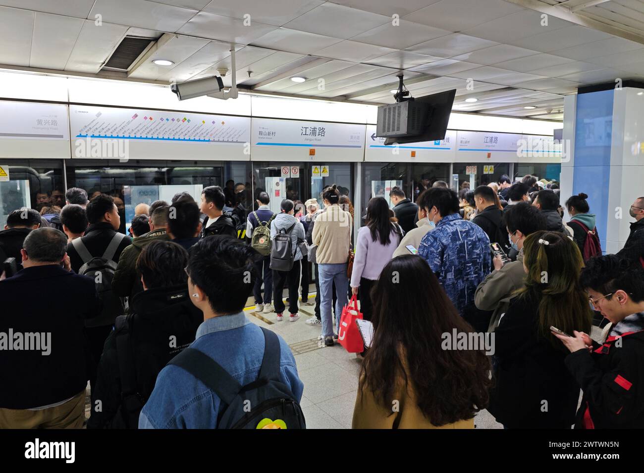SHANGHAI, CHINE - 20 MARS 2024 - les passagers attendent pour monter à bord d'une station de métro pendant l'heure de pointe du matin à Shanghai, Chine, le 20 mars 2024. Banque D'Images