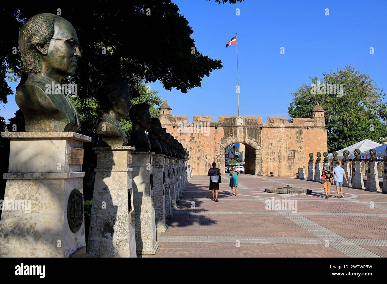 La Puerta del Conde, la porte historique fortifiée de la vieille ville de Santo Domingo avec Parque Independencia au premier plan. Santo Domingo. République dominicaine Banque D'Images