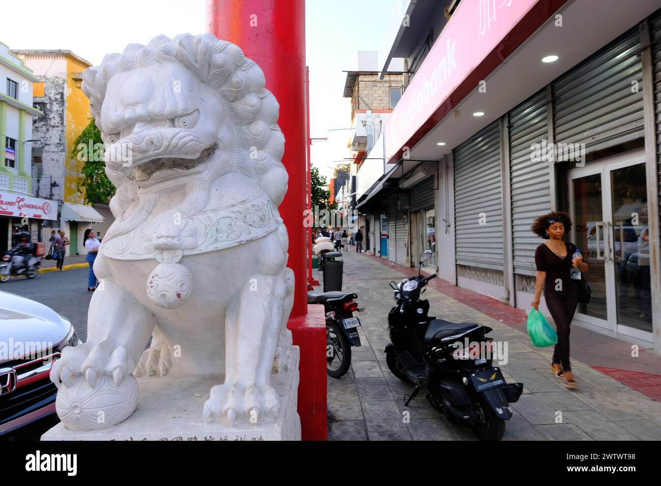 Un lion de pierre décorant une porte cintrée chinoise par le trottoir dans le quartier chinois de Santo Domingo. Santo Domingo. République dominicaine Banque D'Images