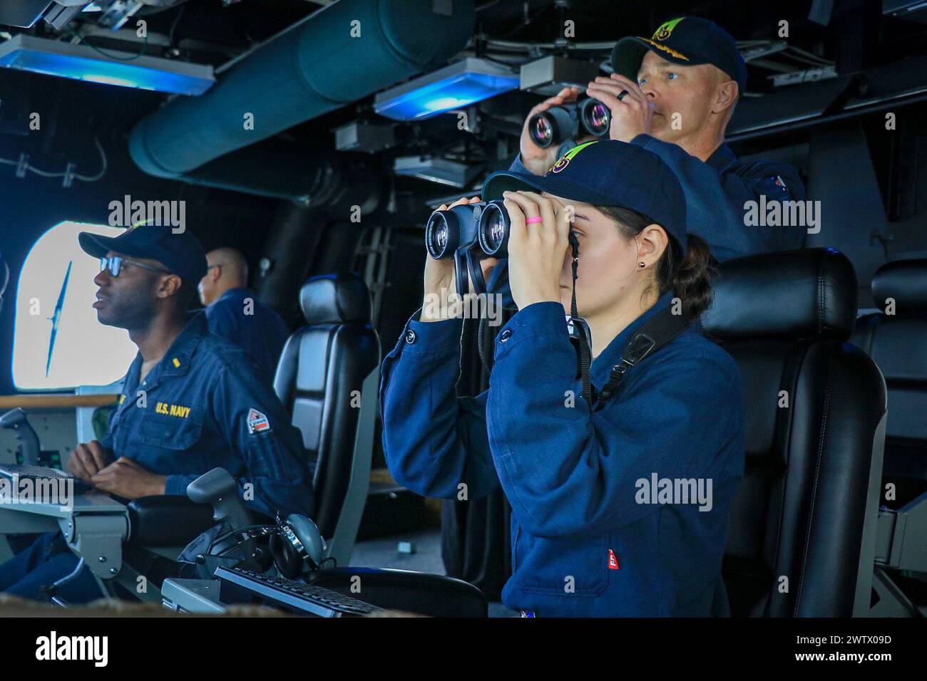 Philippines. 3 mars 2024. Marine Cmdt. Matthew Shaw, commandant de l'USS Mobile, rejoint l'enseigne Bryant Hilaire et le Lt. j.g. Catherine porter alors qu'ils manœuvrent le navire lors d'une mer et d'un mouillage à Manille, Philippines, le 3 mars 2024. Le Mobile opère avec des alliés et des partenaires pour maintenir un Indo-Pacifique libre et ouvert. (Crédit image : © U.S. Navy/ZUMA Press Wire) USAGE ÉDITORIAL SEULEMENT! Non destiné à UN USAGE commercial ! Banque D'Images