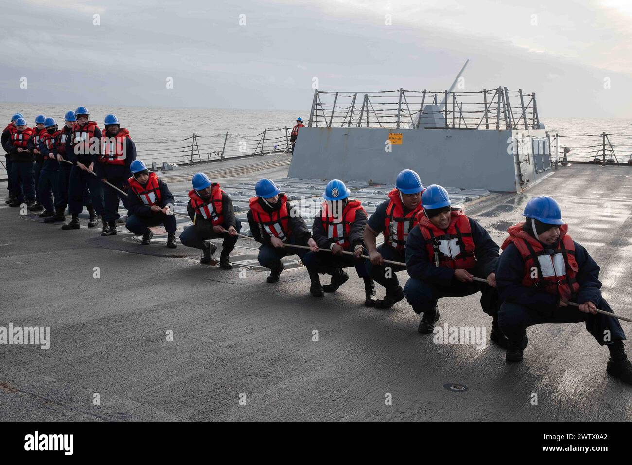 Emplacement non divulgué. 2 mars 2024. Les marins de l'US Navy affectés au destroyer à missiles guidés de classe Arleigh Burke USS Paul Ignatius (DDG 117) pilotent autour d'une ligne lors d'un ravitaillement en mer avec la British Royal Fleet Auxiliary Tidesurge, en mars. 2, 2024. Paul Ignatius est sur un déploiement prévu dans la zone d'opérations des forces navales américaines en Europe, employé par la 6e flotte américaine pour défendre les intérêts américains, alliés et partenaires. (Photo de Jahlena Riveraroyer) (crédit image : © U.S. Navy/ZUMA Press Wire) USAGE ÉDITORIAL SEULEMENT! Non destiné à UN USAGE commercial ! Banque D'Images