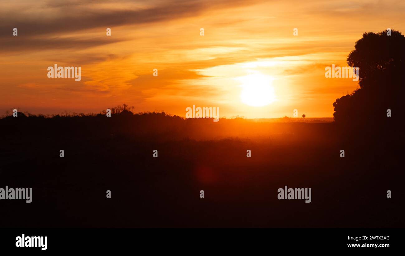 Coucher de soleil à Kangaroo Island, Australie méridionale, avec un panneau routier au loin Banque D'Images