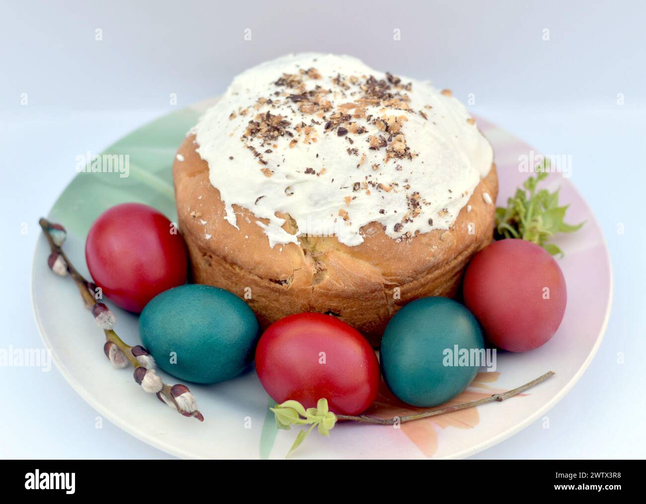 Gâteau de Pâques, oeufs de Pâques, branches de saule, bougies, eau bénite sont des symboles de la brillante fête de la Résurrection du Christ. Banque D'Images