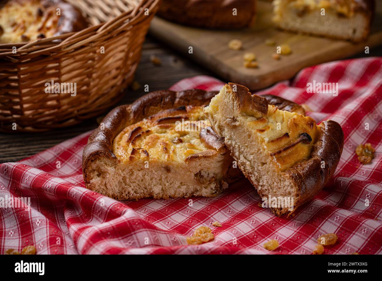 Tranche de gâteau à la vanille maison avec raisins secs et fromage cottage Banque D'Images