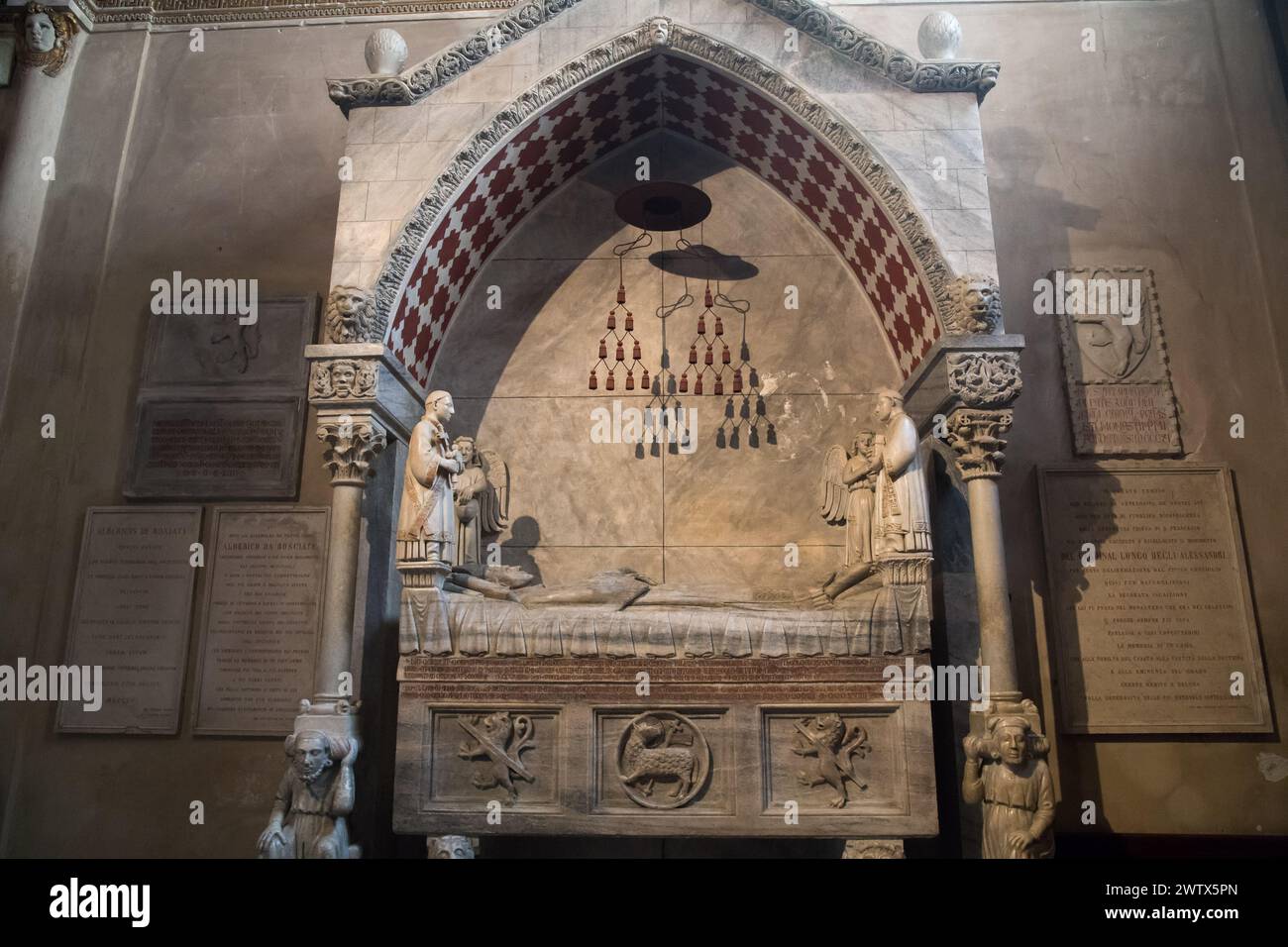 Monument funéraire en marbre gothique au cardinal Guglielmo Longhi par Ugo da Campione du XIVe siècle dans la basilique romane de Lombard di Santa Maria Maggior Banque D'Images