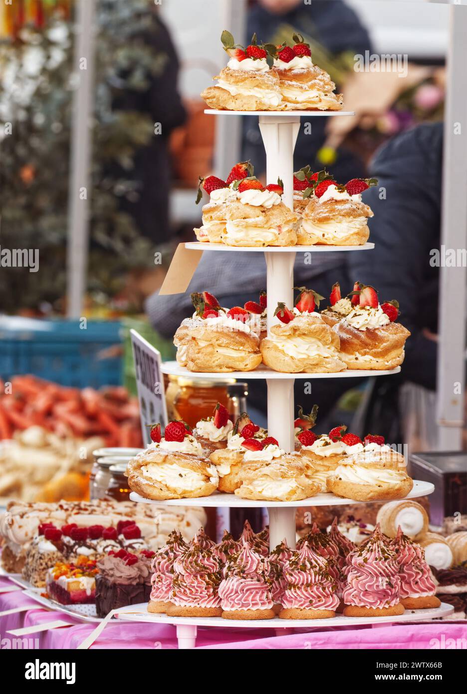 Desserts à vendre au kiosque de confiserie du marché de rue Naplavka Farmers, au bord de l'eau, dans le centre de Prague, en République tchèque. Banque D'Images
