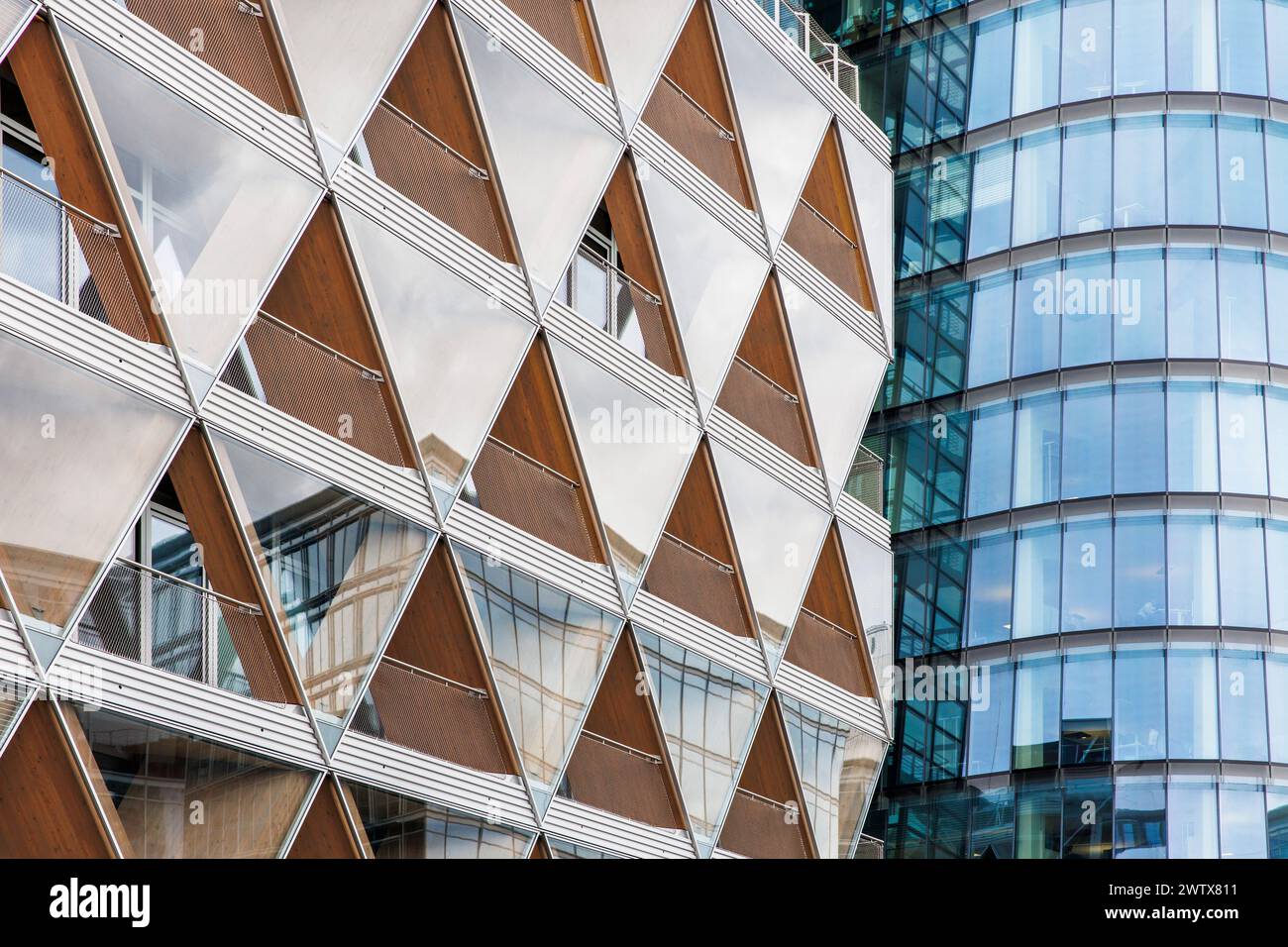 Façade de l'immeuble de bureaux durable The Cradle, c'est un bâtiment hybride en bois, construit dans la construction traditionnelle en béton et en bois, sur la droite Banque D'Images