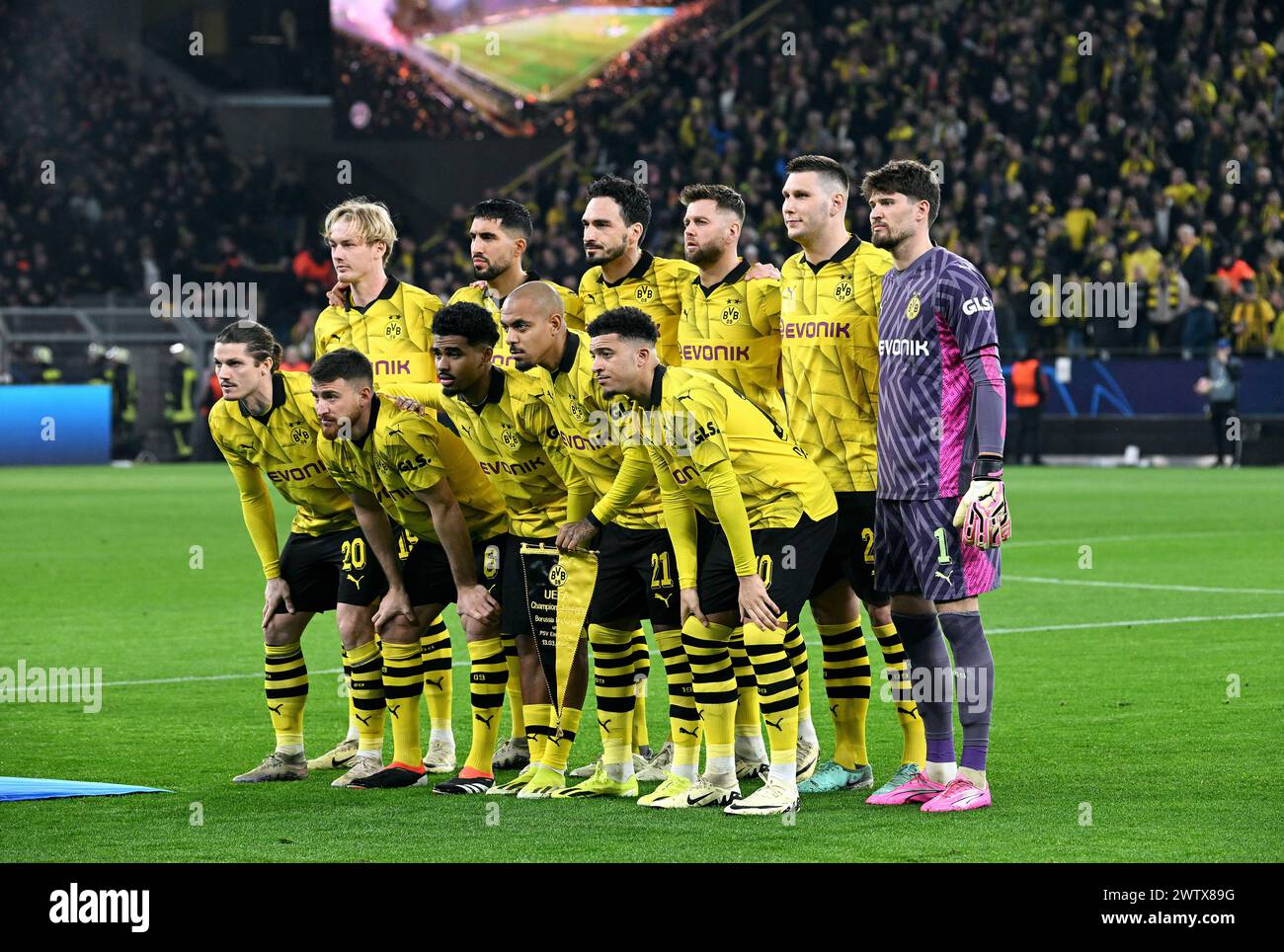 Ligue des champions, signal Iduna Park Dortmund : Borussia Dortmund vs PSV Eindhoven ; Teamfoto BVB, retour à gauche : Julian Brandt (BVB), Emre Can (BVB), Mats Hummels (BVB), Niclas Füllkrug (BVB), Niklas Süle (BVB), Gregor Kobel (BVB), devant à gauche : Marcel Sabitzer (BVB), Salih Özcan (BVB), Ian Maatsen (BVB), Donyell Malen (BVB), Jadon Sancho (BVB). Banque D'Images
