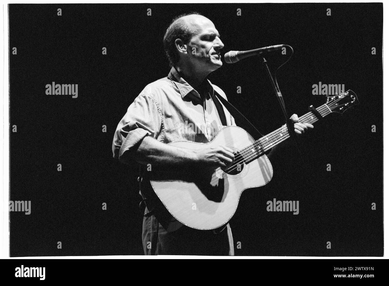 JAMES TAYLOR, CONCERT, 1999 : le légendaire guitariste et compositeur-interprète américain James Taylor jouant en concert au Cardiff International Arena CIA à Cardiff, pays de Galles, Royaume-Uni le 2 août 1999. Photographie : Rob Watkins. INFO : James Taylor, guitariste influent né le 12 mars 1948 à Boston, Massachusetts, est célébré pour son style de picking et son écriture sincère. Banque D'Images