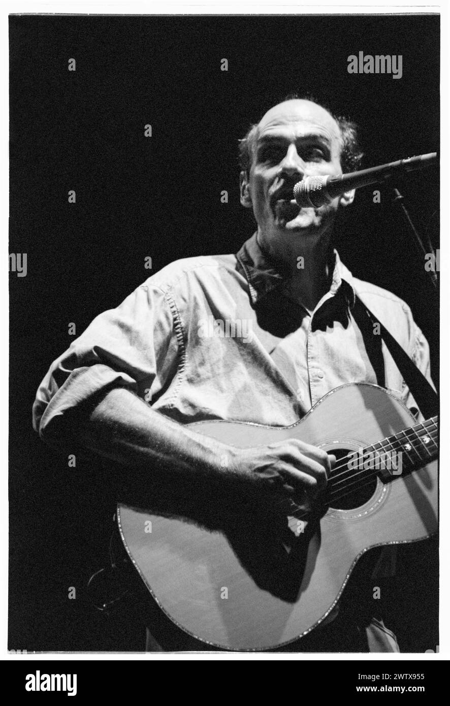 JAMES TAYLOR, CONCERT, 1999 : le légendaire guitariste et compositeur-interprète américain James Taylor jouant en concert au Cardiff International Arena CIA à Cardiff, pays de Galles, Royaume-Uni le 2 août 1999. Photographie : Rob Watkins. INFO : James Taylor, guitariste influent né le 12 mars 1948 à Boston, Massachusetts, est célébré pour son style de picking et son écriture sincère. Banque D'Images