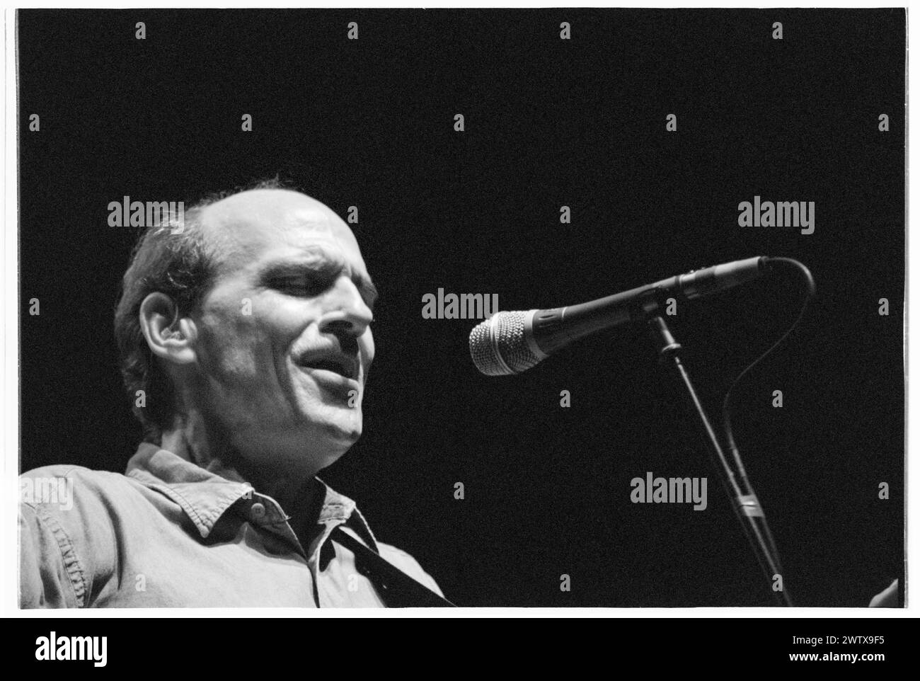 JAMES TAYLOR, CONCERT, 1999 : le légendaire guitariste et compositeur-interprète américain James Taylor jouant en concert au Cardiff International Arena CIA à Cardiff, pays de Galles, Royaume-Uni le 2 août 1999. Photographie : Rob Watkins. INFO : James Taylor, guitariste influent né le 12 mars 1948 à Boston, Massachusetts, est célébré pour son style de picking et son écriture sincère. Banque D'Images