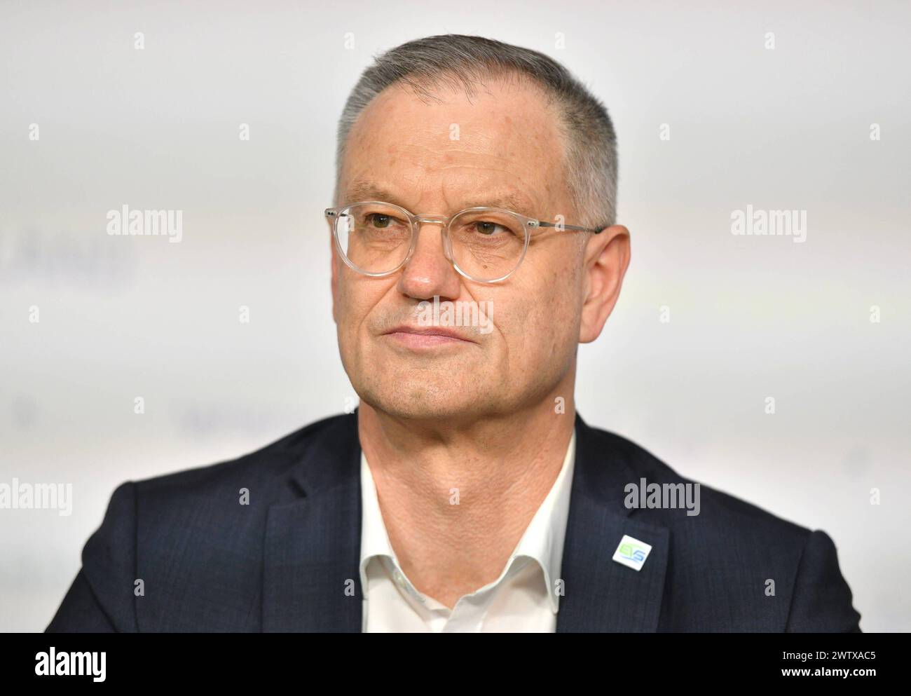 Landespressekonferenz am Dienstag 19.03.2024 zum Thema Mittel und Maßnahmen zum Thema Müll und Bilanz der picobello Aktion des EVS in der Staatskanzlei des Saarlandes in Saarbrücken. IM Bild : Stefan Kunz, Geschäftsführer des Entsorgungsverbandes Saar EVS. *** Conférence de presse d'Etat le mardi 19 03 2024 sur le thème des ressources et des mesures sur le thème des déchets et le bilan de la campagne picobello du SVE à la Chancellerie d'Etat de la Sarre à Saarbrücken dans la photo Stefan Kunz, directeur général de l'Entsorgungsverband Saar EVS bub Banque D'Images