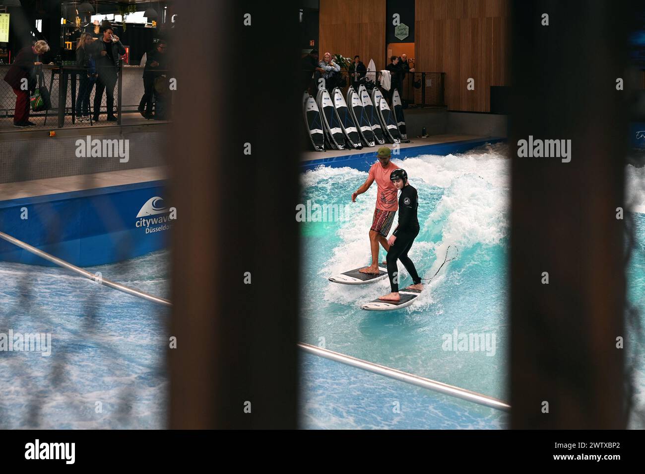 Vague artificielle dans la salle de surf intérieure RheinRiff à Düsseldorf, Allemagne Banque D'Images