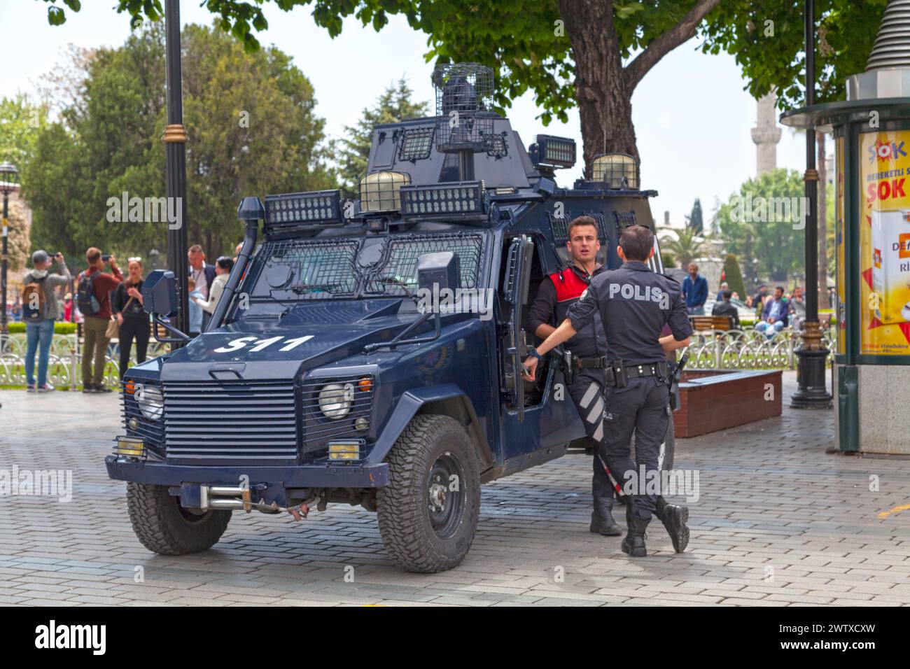 Istanbul, Turquie - 09 mai 2019 : deux policiers à côté de leur véhicule armé. Banque D'Images