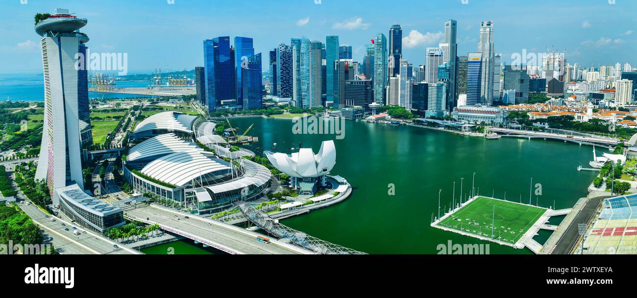 SINGAPOUR-2 OCTOBRE 2018 : gratte-ciel du quartier des affaires , vu à travers Marina Bay Singapour Banque D'Images
