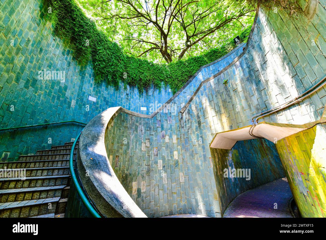 Vue d'un escalier en colimaçon d'un passage souterrain dans un tunnel à Fort Canning Park, Singapour Banque D'Images