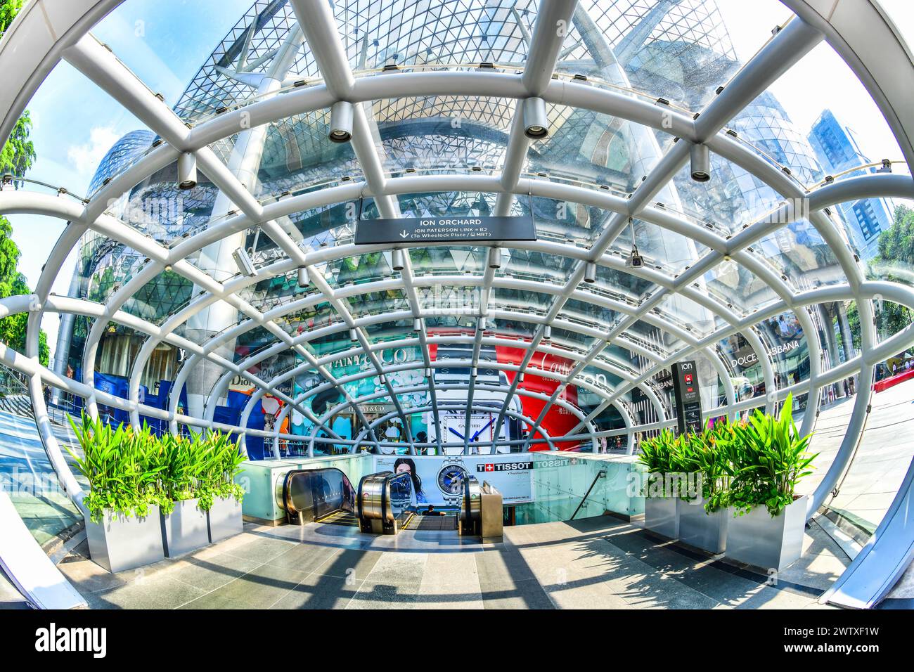 SINGAPOUR - 3 OCTOBRE 2018 : entrée principale Subway du centre commercial ION Orchard, ION est l'un des centres commerciaux célèbres de Singapour. Banque D'Images