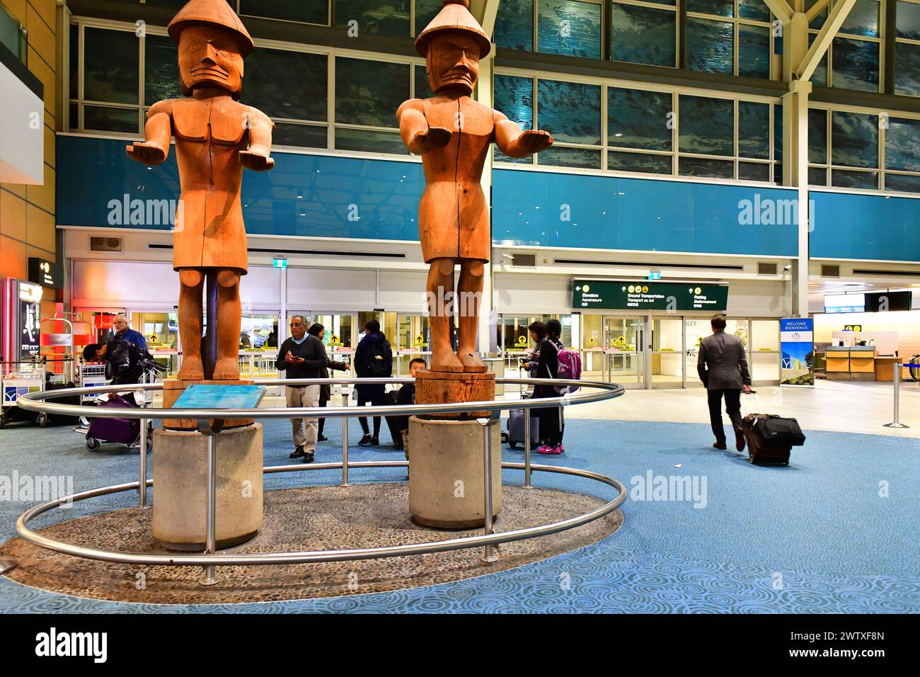Vancouver, Canada SEP 25,2017 : passagers marchant à l'aéroport international de Vancouver (YVR) est le deuxième aéroport le plus achalandé au Canada. Banque D'Images